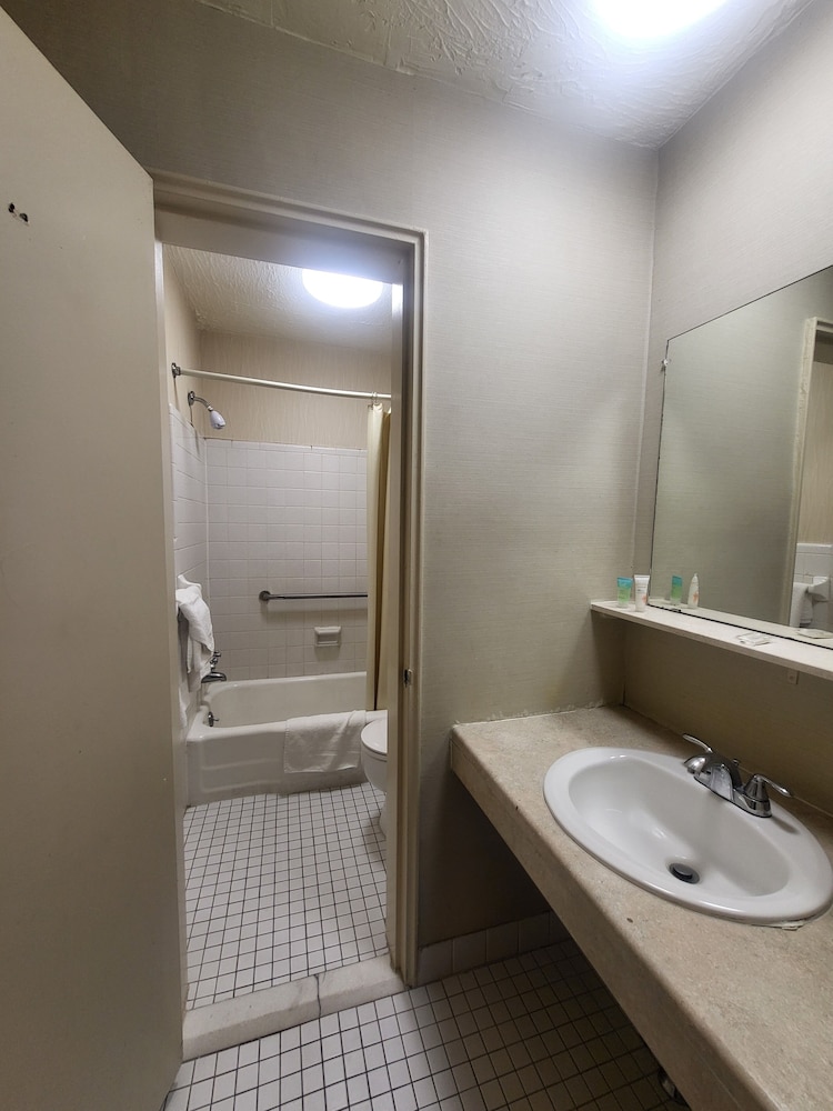 Roosevelt Inn - photo 6
