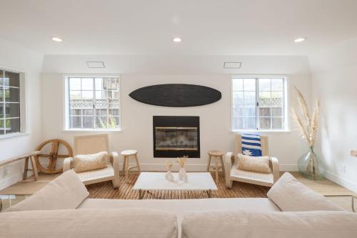 Seaside Home Modern Retreat with Breathtaking Views and Beachside Charm — 4-Star Luxury Hotel in Half Moon Bay, United States