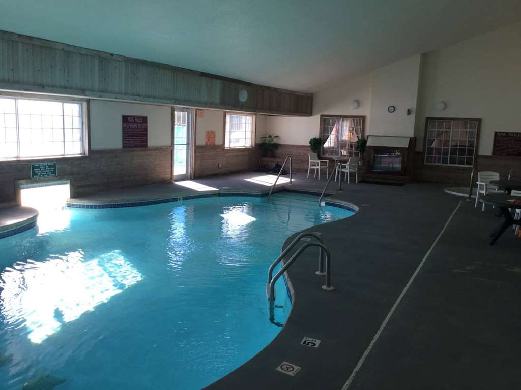 Days Inn & Suites by Wyndham Williamsburg IA North - photo 4