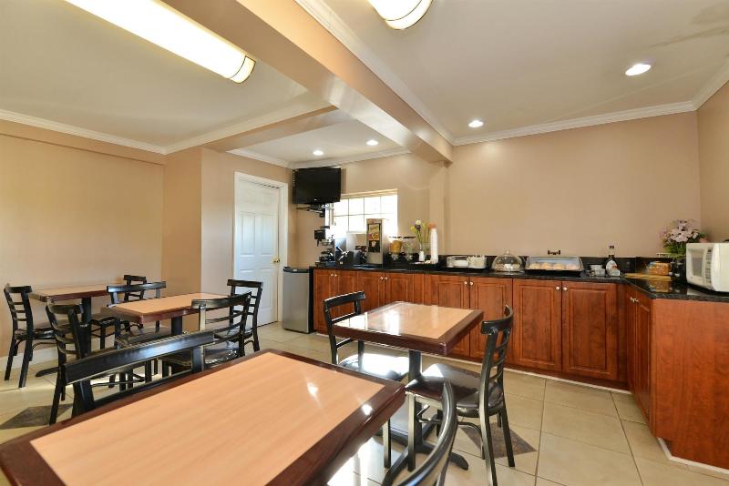 Rodeway Inn - photo 22