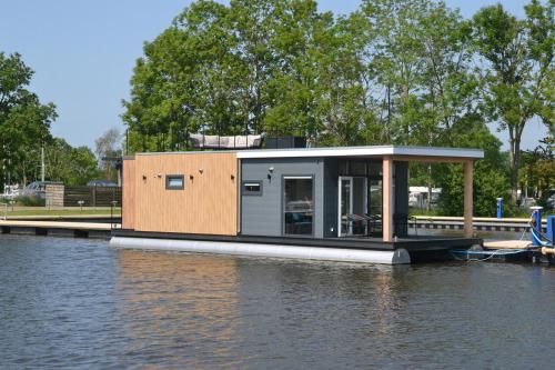Welcome in Houseboat Agua Dolce met tuin Paviljoenwei 4 Sneek Offingawier — 4-Star Luxury Hotel in Scharnegoutum, Netherlands