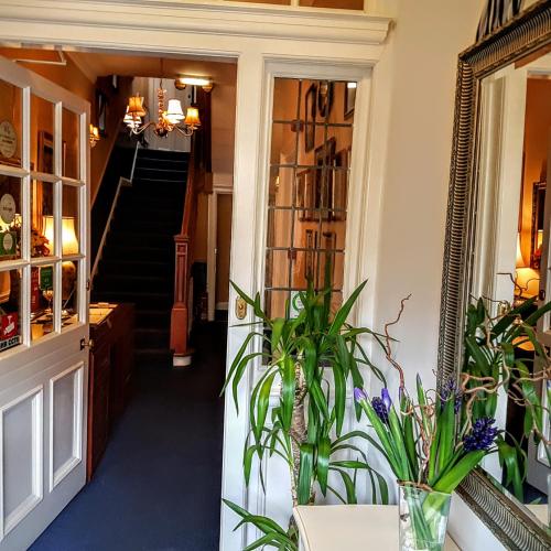 AmarAgua Guest house — 5-Star Luxury Hotel in Edinburgh, United Kingdom