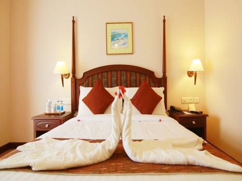 Oyo 4806 Holiday Hotel