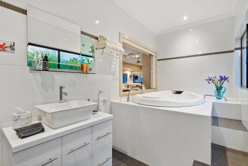 About Time Retreats Studio Seven — 4-Star Luxury Hotel in Mansfield, Australia