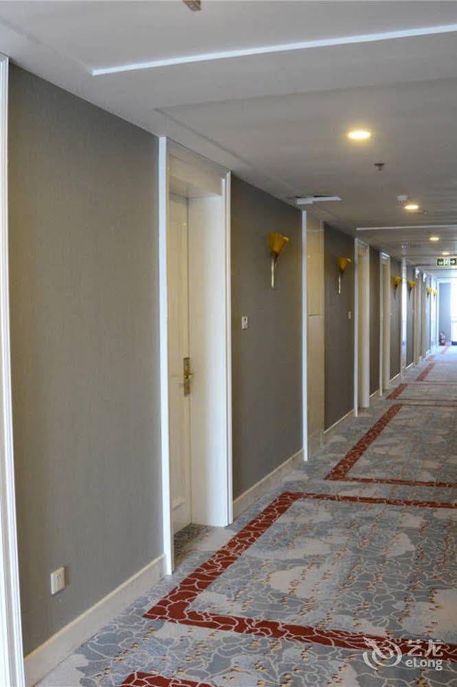 Yijing Holiday Hotel - last minute hotel in Linyi