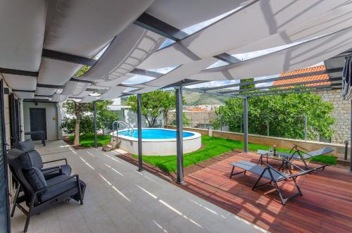 Azure Heaven Apartment w heated pool