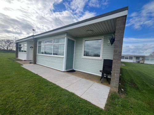 159 Two bed Chalet on Sunbeach Holiday Park Sleeps 5 pet friendly Onsite entertainment plus WiFi bed linen and towels included only 300m from the beach — 4-Star Luxury Hotel in Great Yarmouth, United Kingdom