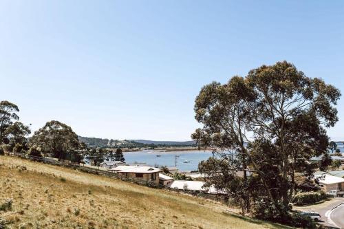 Cozy House Close to Town with Views of the Bay — 4-Star Luxury Hotel in St Helens, Australia