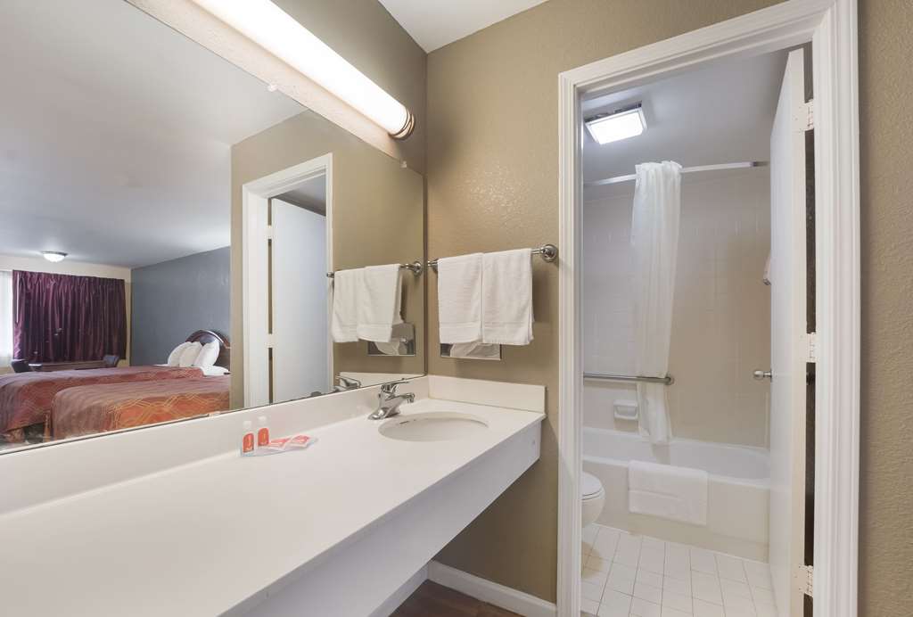 Econo Lodge Thomaston - photo 10