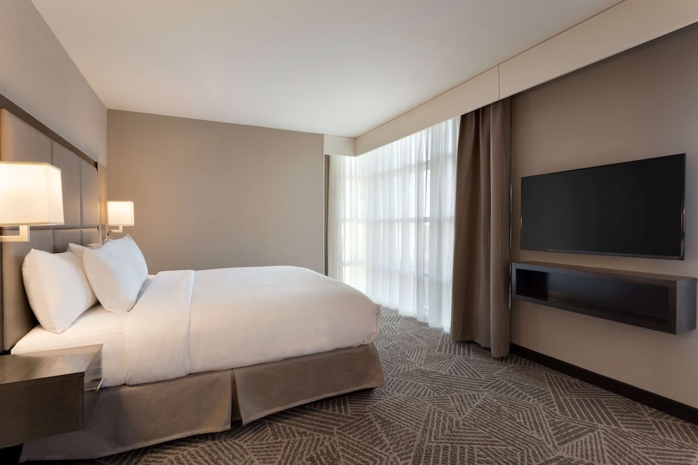 Embassy Suites by Hilton Kansas City Olathe - photo 9