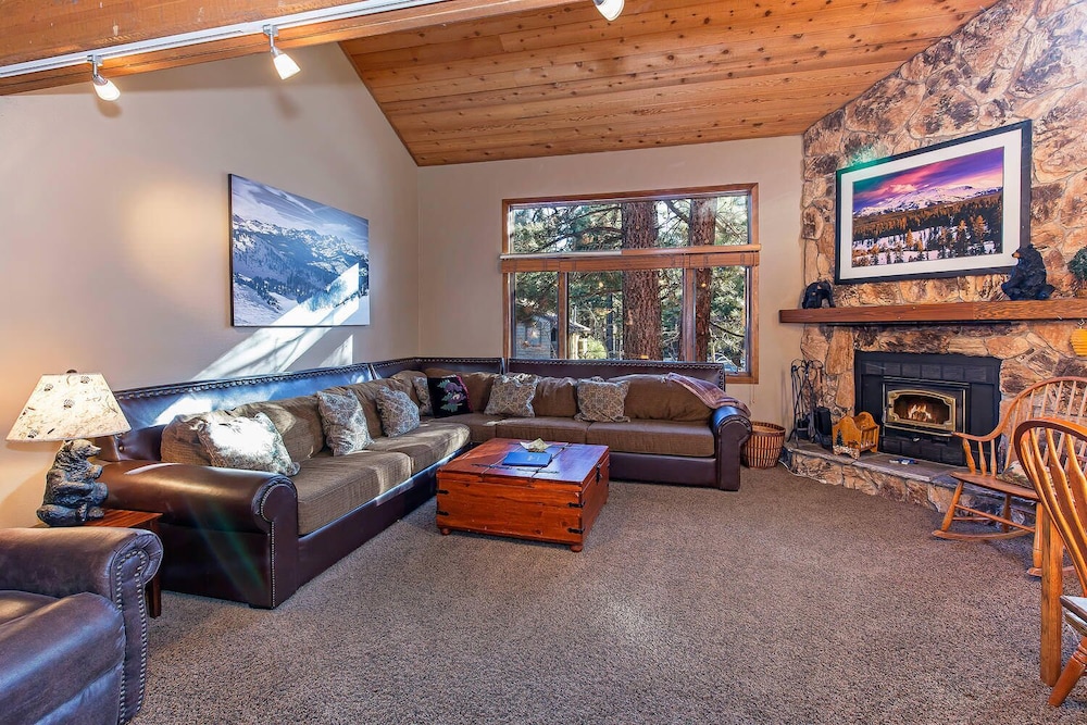 Winterset #33 Near Golf Shops & Eats — 4-Star Luxury Hotel in Mammoth Lakes, United States