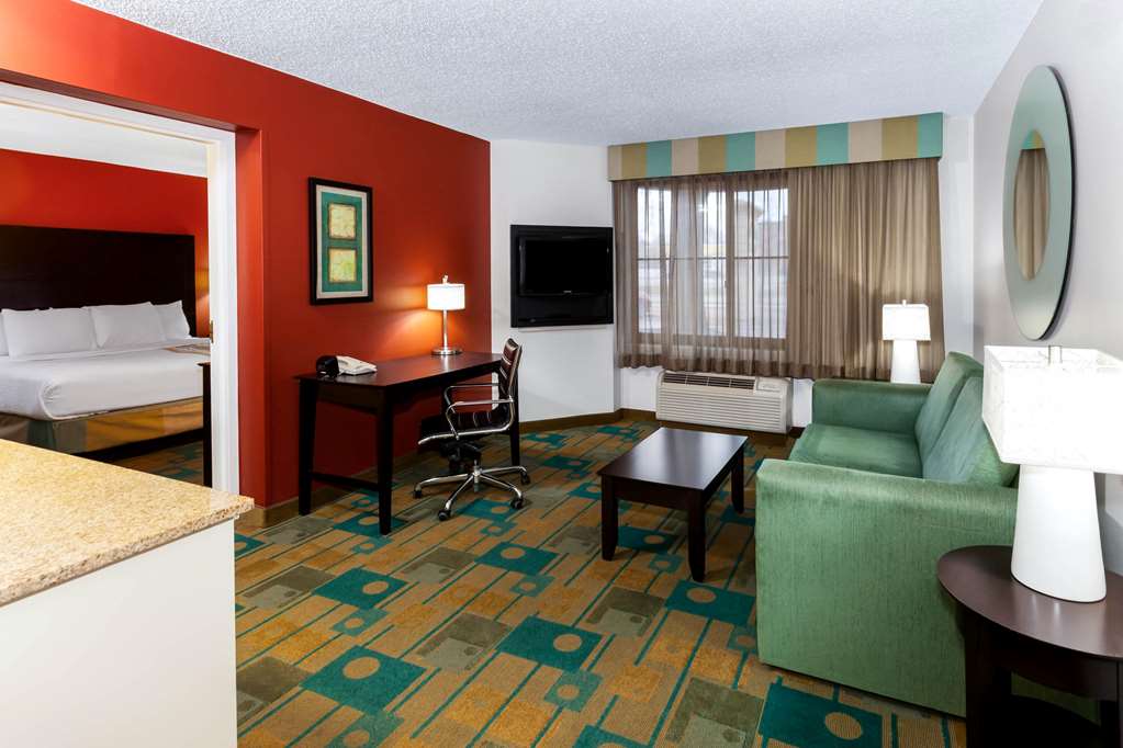 La Quinta Inn & Suites by Wyndham Milwaukee Bayshore Area - photo 11