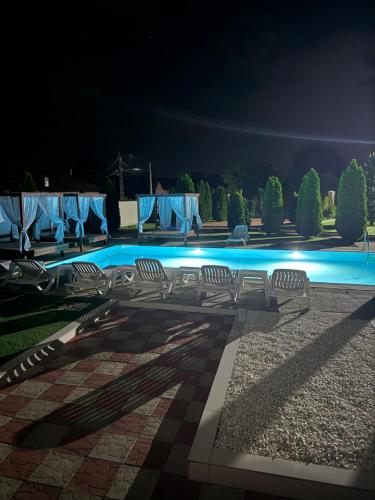 Red house pool & jacuzzi — 4-Star Luxury Hotel in Ocnita, Romania