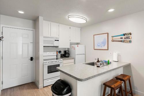 Condo #106 Inn Building — 4-Star Luxury Hotel in Garden City, United States
