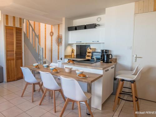 Apartment Larmor plage Studio Moderne Au Port La Nourriguel 3 — 4-Star Luxury Hotel in Larmor-Plage, France