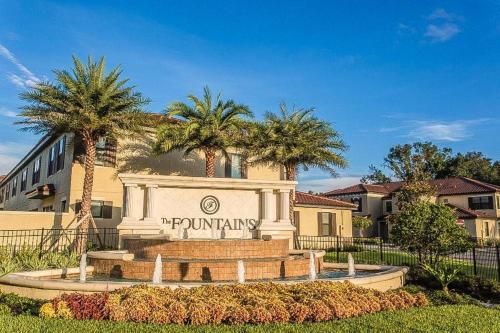 Cozy 3 Bed 3 Bath Townhome with Fast Wifi Pools Jacuzzi Near Disney — 4-Star Luxury Hotel in Kissimmee, United States
