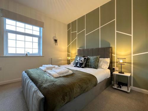 Stylish 1 Bedroom Apartment with Sofa Bed Opposite Racecourse Near City Centre and Hospital — 4-Star Luxury Hotel in Doncaster, United Kingdom