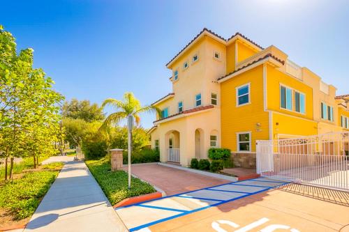 F 56 Winnie the Poohs Treehouse — 4-Star Luxury Hotel in Anaheim, United States