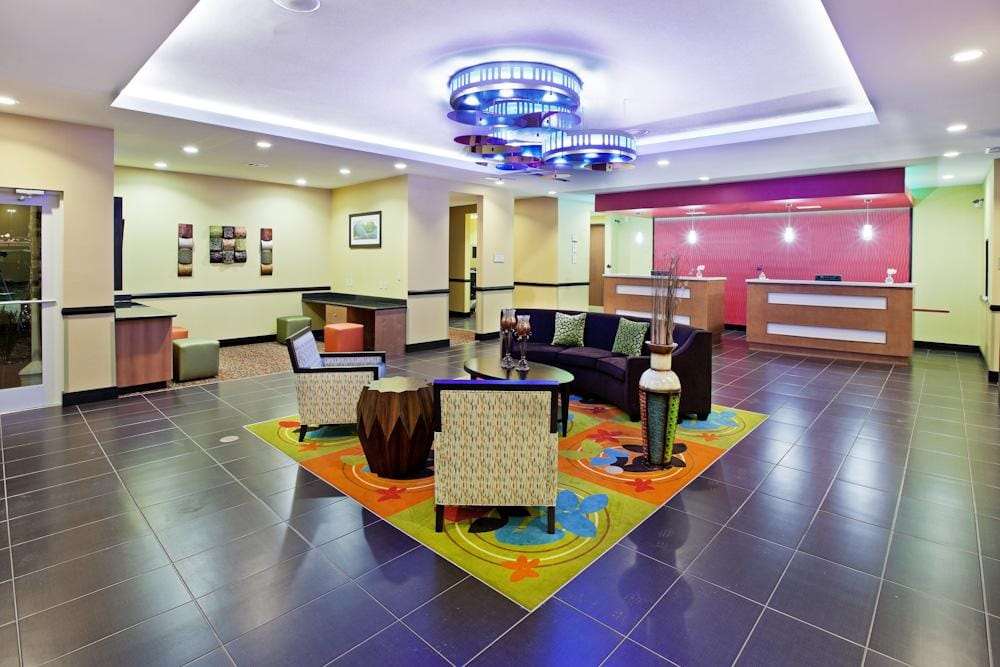 La Quinta Inn & Suites by Wyndham Tulsa Catoosa Route 66 - photo 6