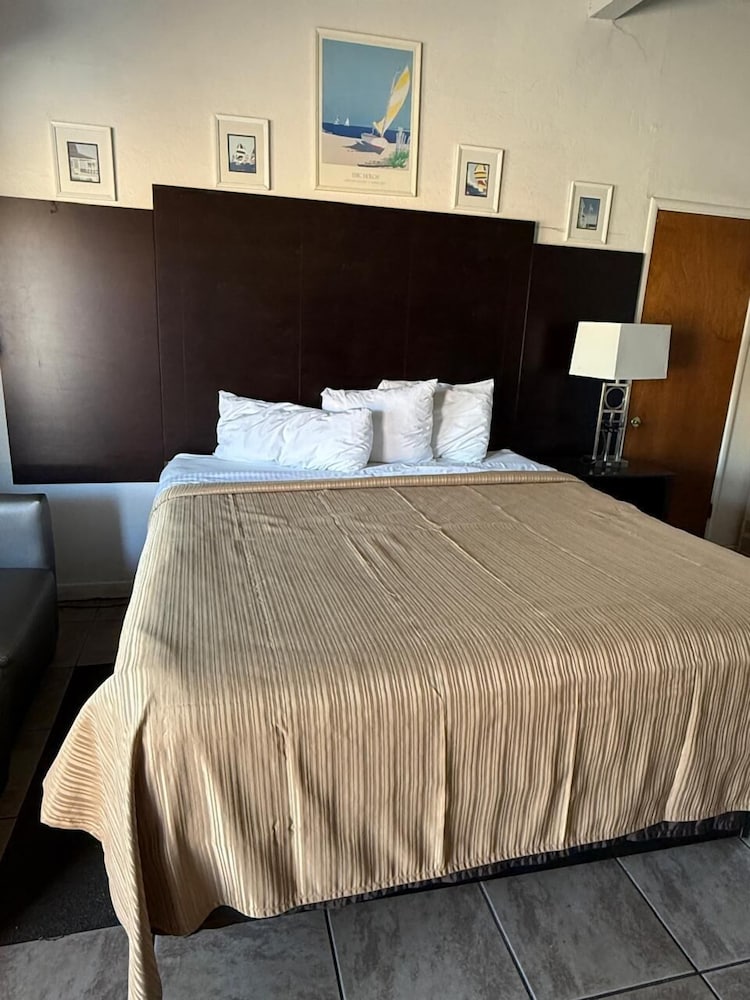 Cinderella Motel - photo 10