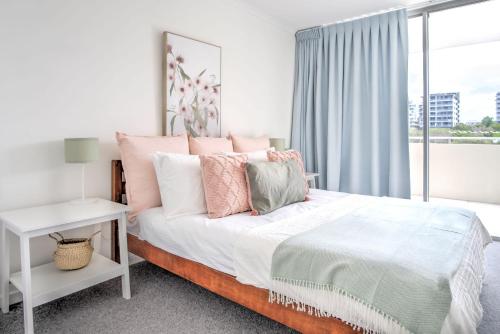 Hamptons Style Penthouse at Kings Beach — 4-Star Luxury Hotel in Caloundra, Australia