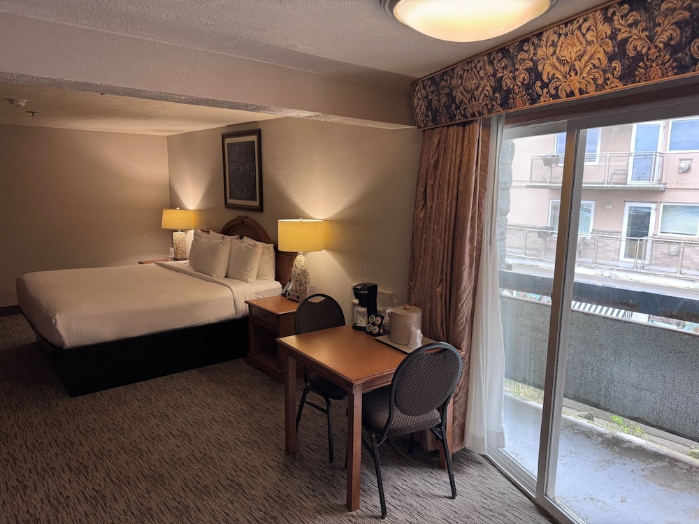Promenade Inn & Suites Oceanfront - photo 17