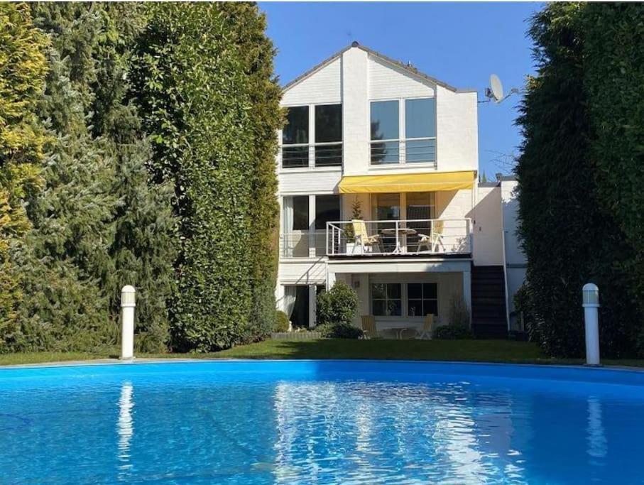 Kernsan. Souterrain Wohnung 60qm mit Pool Blick — 4-Star Luxury Hotel in Krefeld, Germany
