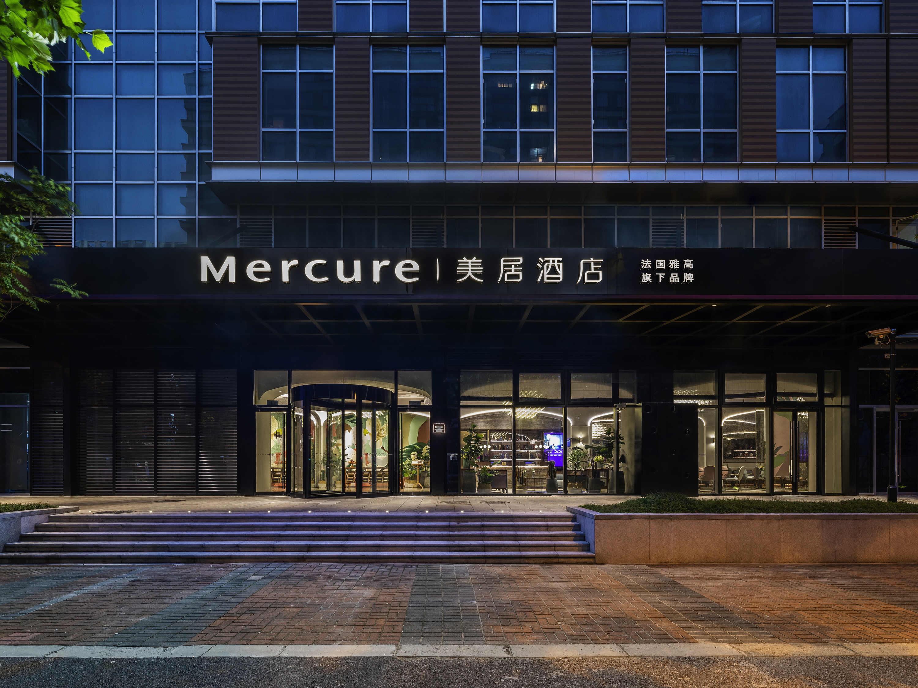 Mercure Shanghai Qiantan — 4-Star Luxury Hotel in Shanghai, People's Republic of China