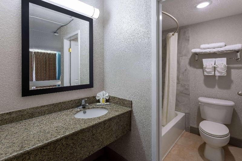 Travelers Inn - photo 28