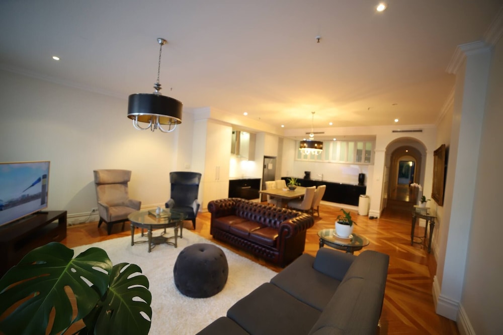 Upscale Polished King Street Suite — 4-Star Luxury Hotel in Perth, Australia