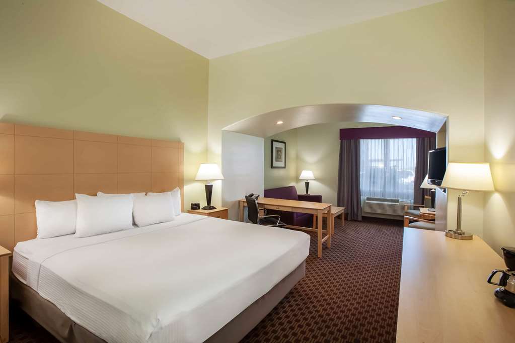 La Quinta Inn & Suites by Wyndham Odessa North - photo 8