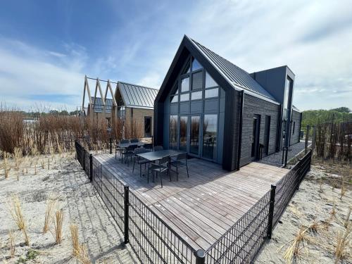 Enkhuizer Strand BeachHouse Deck Acht mit Zaun Nr 408 — carbon neutral stay, Enkhuizen