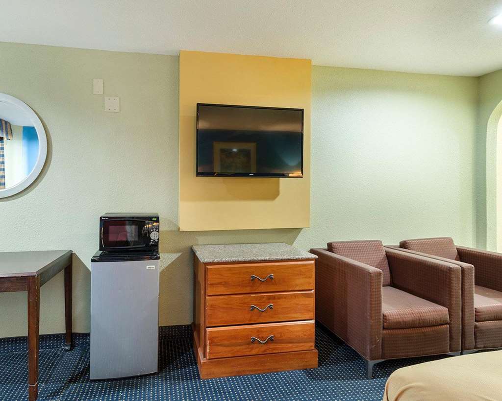 Rodeway Inn South Houston - photo 26