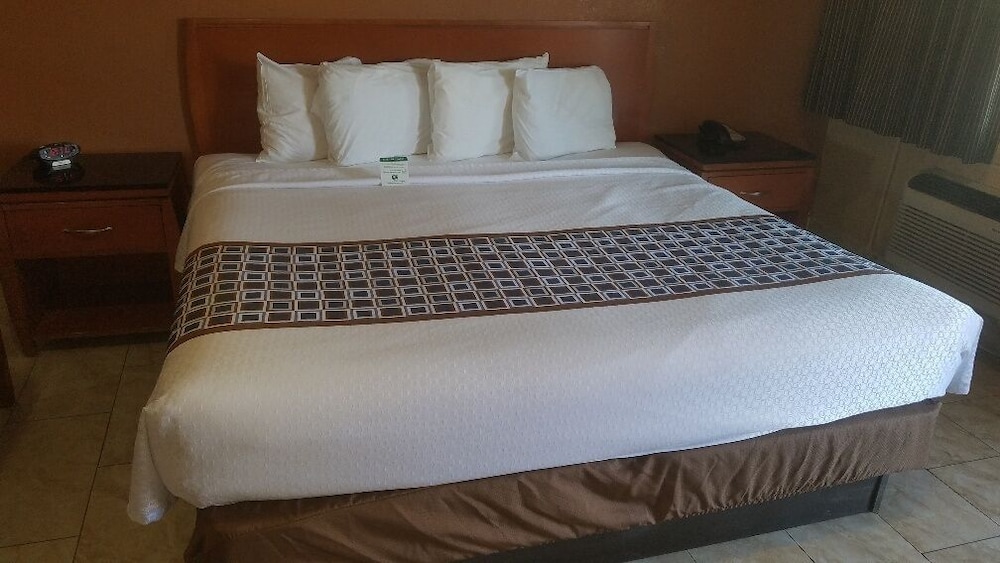 Pinecrest Inn & Suites - photo 12