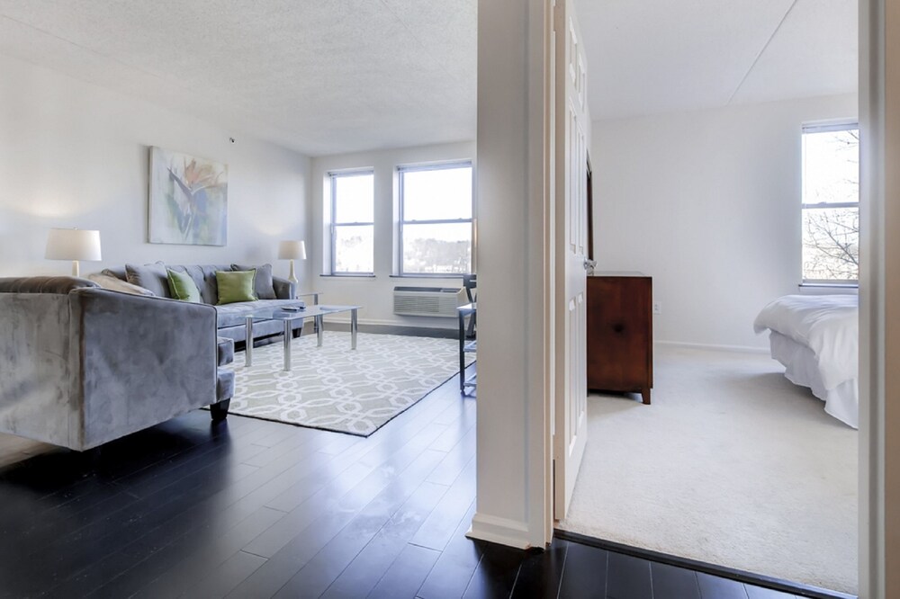 Global Luxury Suites at Tiverton Ave - photo 14