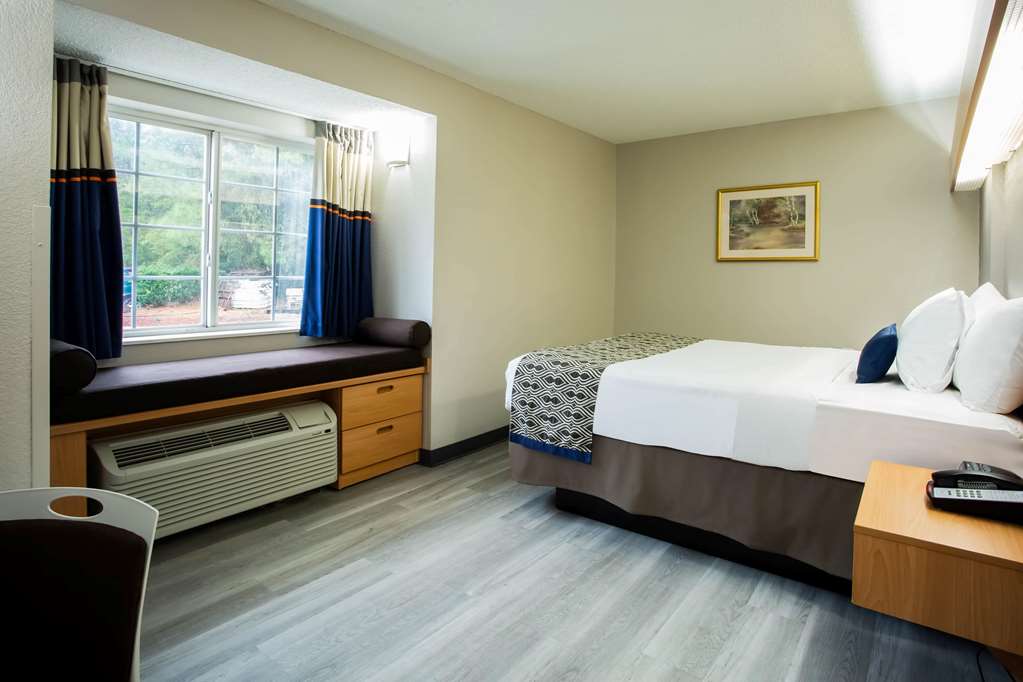 Microtel Inn & Suites by Wyndham Southern Pines Pinehurst - photo 12