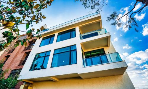 Entire House Cityscape Retreat: The View