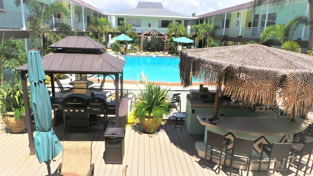Island House Hotel - photo 2