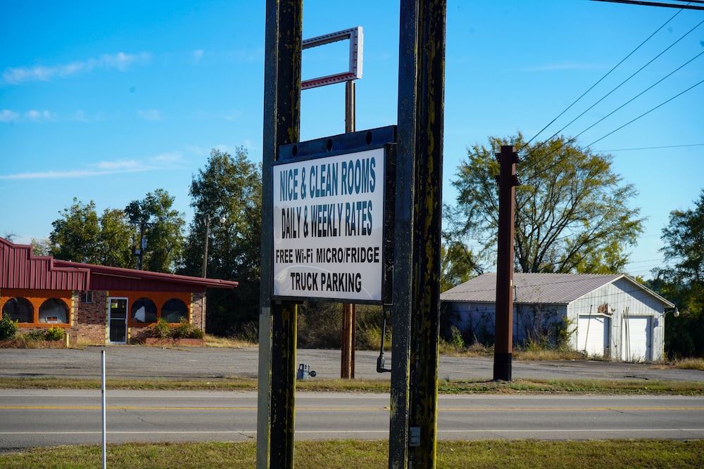 Sunset Inn Clarksville - photo 40