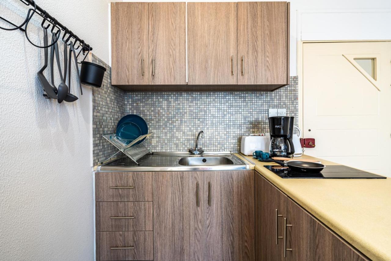 Whispering Palms 1 Br Apt by Finikoudes Beach