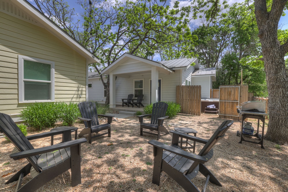 The Grove D With Hot Tub & King Beds Walk to Main - photo 17