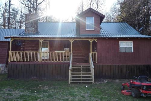 Hoot Nanny's Rustic Cabin on Mossy Creek — 4-Star Luxury Hotel in Cleveland, United States