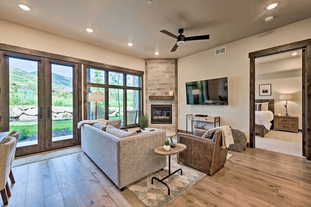 Luxe Canyons Ski Resort Condo Walk to Ski Lift - photo 3