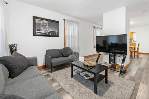 Sleeps 5 near ferry train to Boston and downtown 2br apartment — 4-Star Luxury Hotel in New Bedford, United States