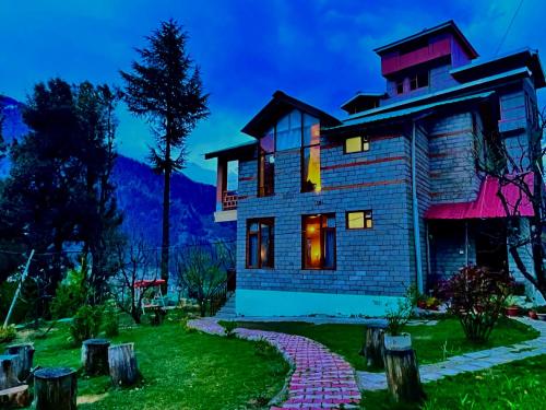 4 Bedroom Luxury Bungalow In Manali With Beautiful Scenic Mountain & Orchard View #Private Bungalow #Premium Big rooms #Parking #Guest Preferred — 4-Star Luxury Hotel in Manali, India