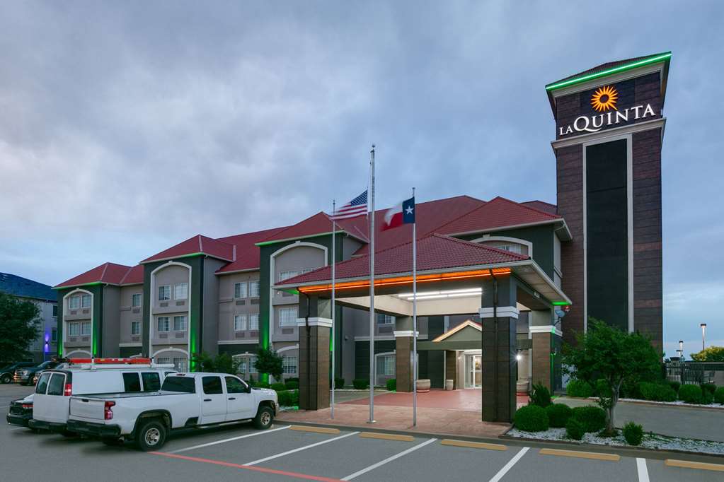 La Quinta Inn & Suites by Wyndham Weatherford - photo 2