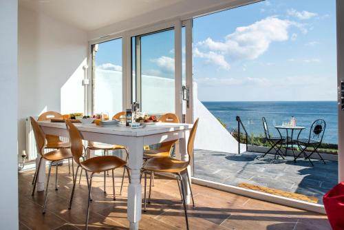 Hawkins Cottage with Hot Tub — 4-Star Luxury Hotel in Torpoint, United Kingdom