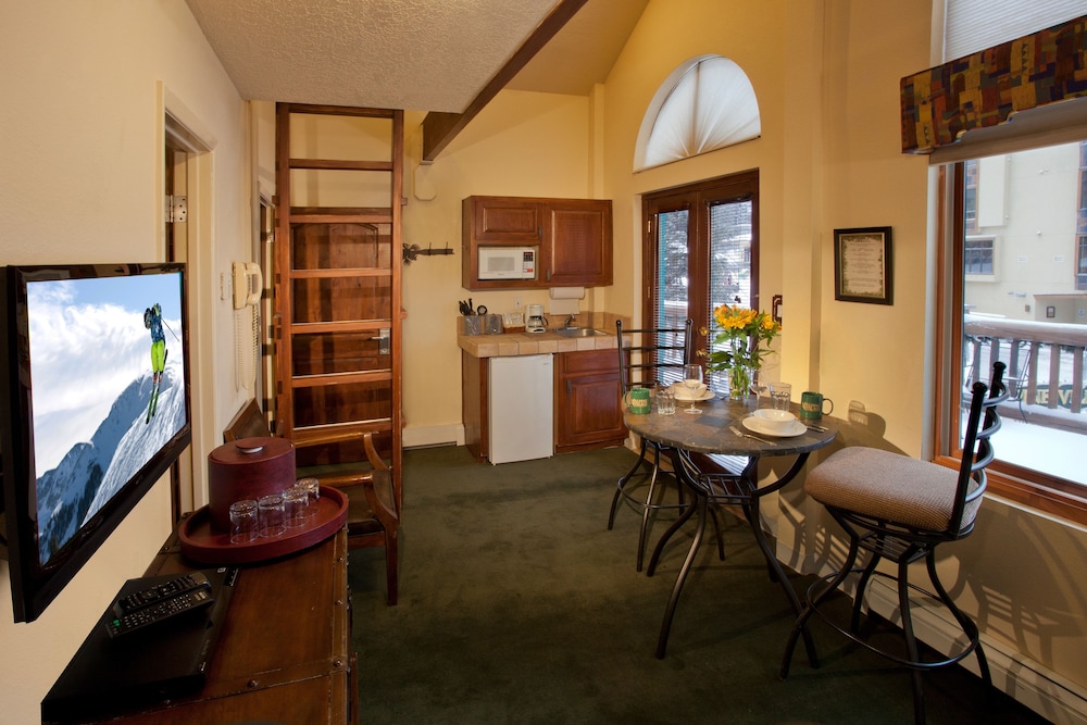 Alpine Village Suites - photo 3