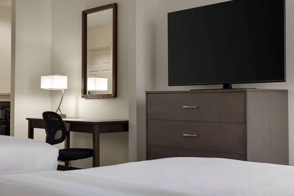 La Quinta Inn & Suites by Wyndham Springfield Airport Plaza - photo 19