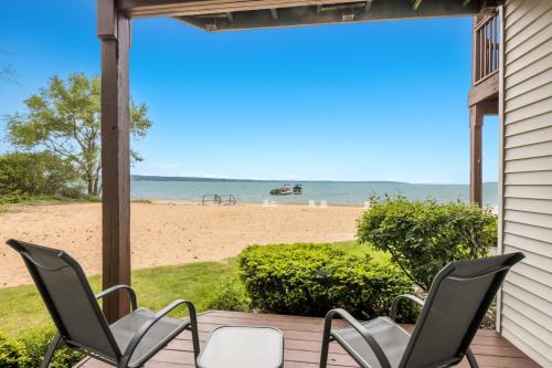 Beachside Haven 102 Beachfront Condo Near Downtown Tart Trail — 4-Star Luxury Hotel in Traverse City, United States